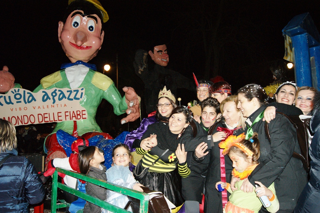 Le maestre-scolare sul carro della Scuola Agazzi