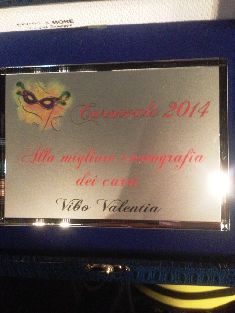 La targa per il miglior carro alla Scuola Agazzi